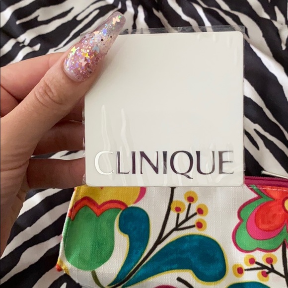 BRAND NEW CLINIQUE MAKE UP PALETTE AND MAKE UP BAG - Picture 3 of 7
